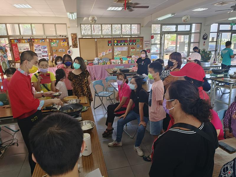 中臺科大同學協助永樂親子共同製作香蕉飯