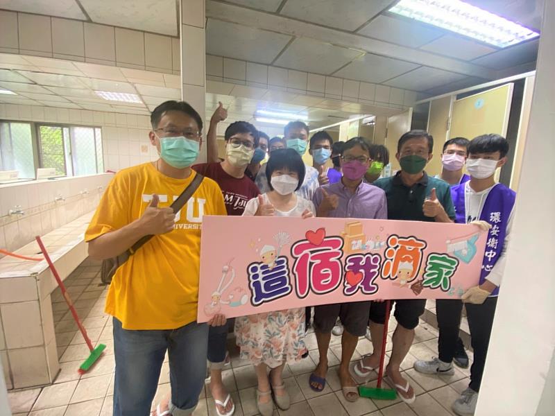 校長與同學們一同合影