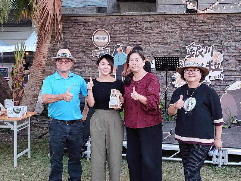 農糧署東區分署徐煇妃分署長及銀川米業者與烘焙組冠軍合影