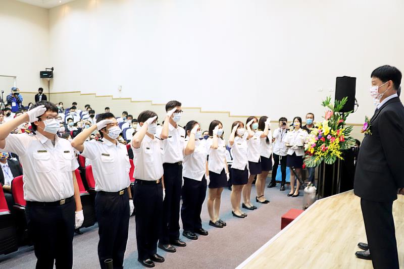 高科大除了本身航運技術系的正規學制外，也受陽明海運委託辦理學士後專班，充實我國航運產業的人才供應。陽明海運在今(21)日捐贈高科大一套由Wärtsilä生產的最新型操船模擬設備，提升訓練設備優化訓練成效，高科大特地安排航技系學生向捐贈企業致敬。圖右立者為陽明海運技術長鄭正雄。