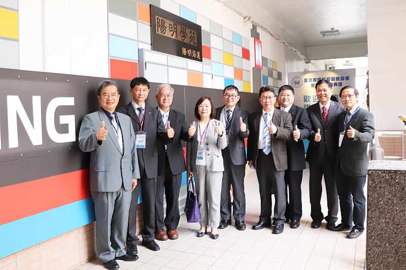 高科大楊慶煜校長說，學校單位的訓練設備往往趕不上企業現場的設備更新速度，如今陽明學苑將可以在船員訓練上幫助高科大提升訓練設備，大幅度彌平學用落差。圖左至右：高科大校長楊慶煜、陽明海運技術長鄭正雄、高科大副校長俞克維、陽明海運行政長何秀綺、高科大海事學院院長連長華、高科大海事人員訓練處處長鄒明城、陽明海運協理李德仁、中華⺠國船⻑公會秘書長陳力民、高科大航技系主任黃振邦。