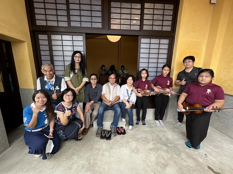 鍾副主委等人在蕭家洋樓門口合影