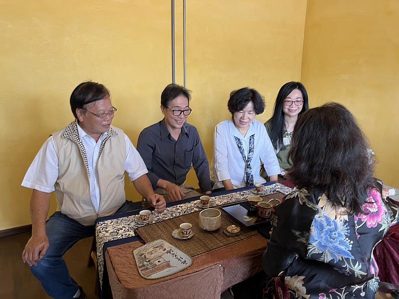 鍾副主委與屏東副縣長吳麗雪等人一同在蕭家洋樓內品茗
