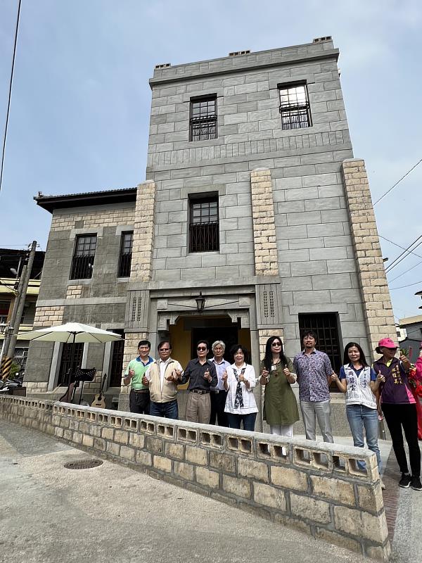 眾人在蕭家洋樓前合影