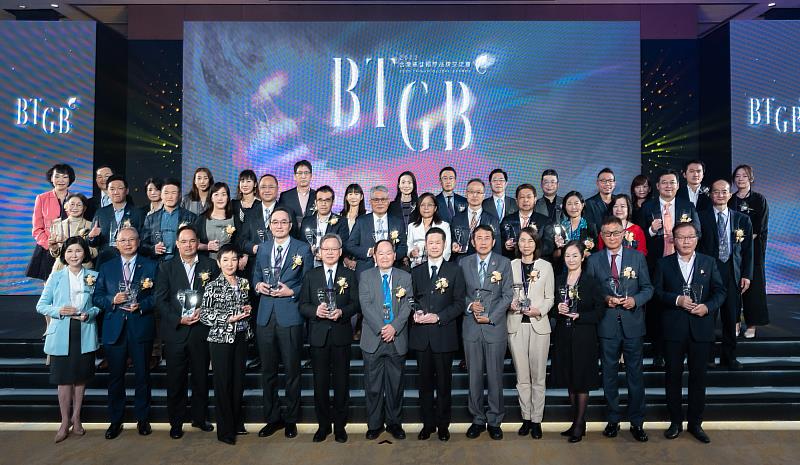 2022台灣國際品牌價值於今(22日)揭曉榜單，經濟部工業局周崇斌主任秘書(前排左七)與台灣最佳國際品牌企業代表合影。