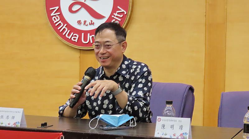南華大學企業講座邀請德微科技張恩傑董事長分享創業歷程，並回答學生提問。
