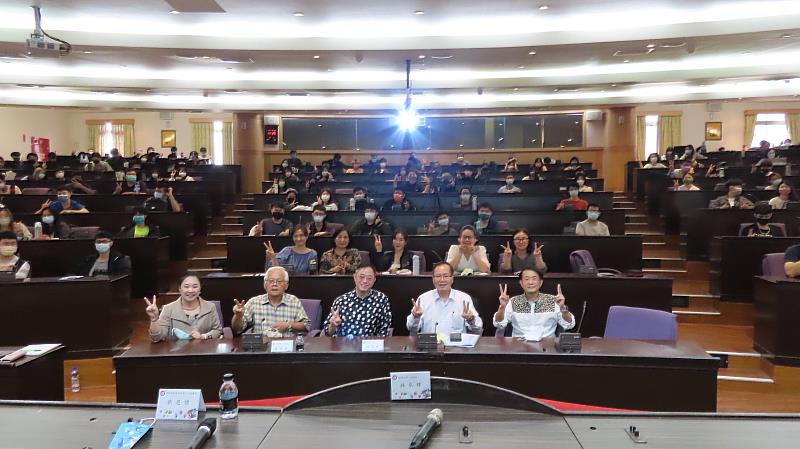 南華大學企業講座邀請德微科技張恩傑董事長分享創業歷程，現場大合照。