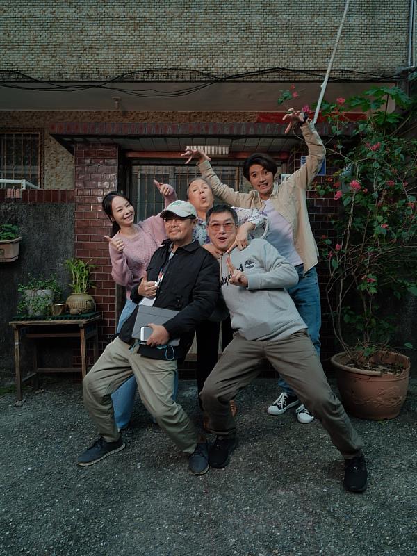 王傳宗老師(前排左1)與《趁她還記得》劇中演員合影