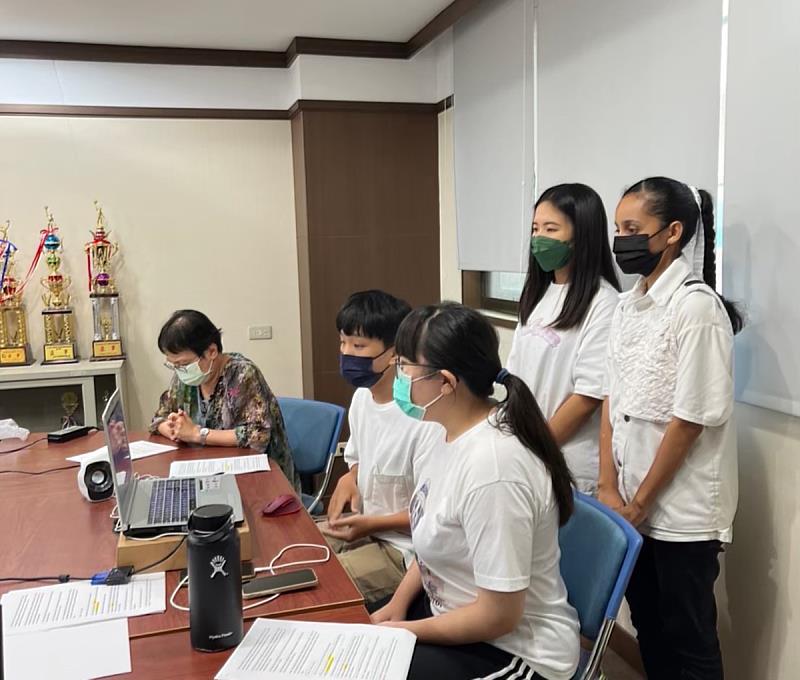 獲得白金獎的應英系團隊，以「戰爭議題對世界各地的影響」為主題，探討不同國家對於戰爭的看法，跨國學習成果深獲評審青睞(照片來源：義守大學提供)。