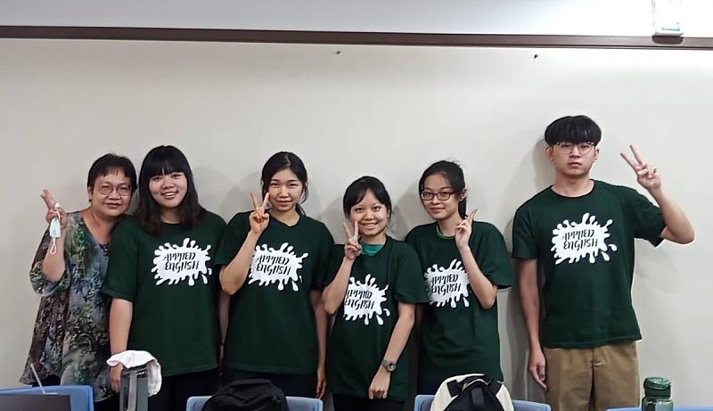 應英系另一組團隊，以「臺灣及日本青少年心理健康問題」，同樣榮獲白金獎肯定(照片來源：義守大學提供)。