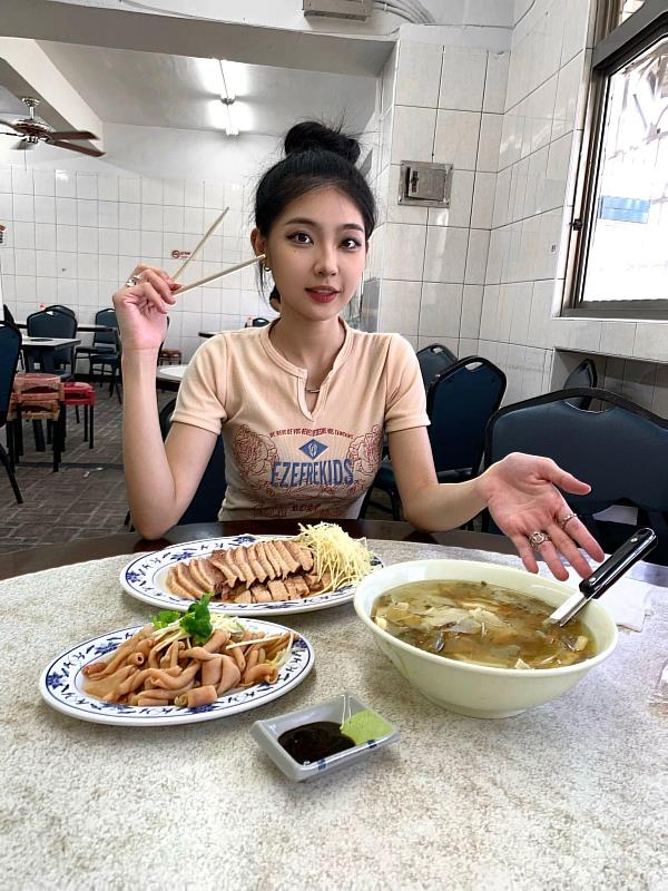嘉義好吃又好玩  甜美IG網紅蔡旻大啖民雄鵝肉-4