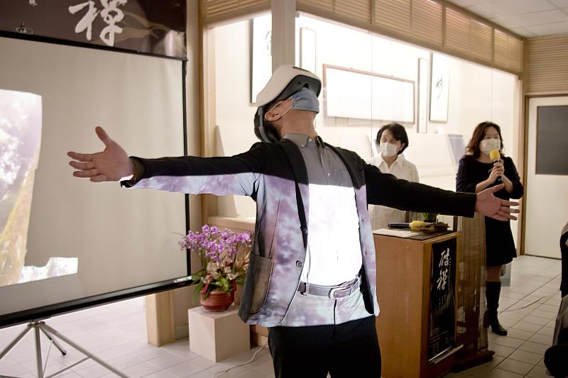 華梵大學主任秘書黃智陽教授在展覽現場體驗沉浸式VR影片。