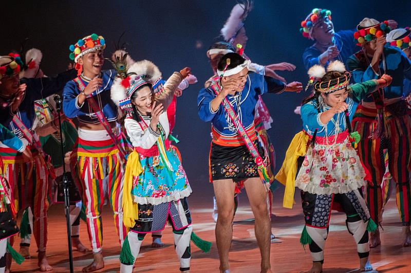 「2022國際文化之夜」「國立東華大學原住民民族學院舞團」演出。