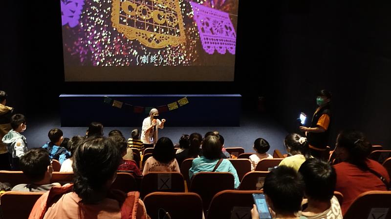 電影《可可夜總會》播放後，參加親子透過映後活動認識亡靈節祭典細節，互動熱絡。（圖由世界宗教博物館提供）