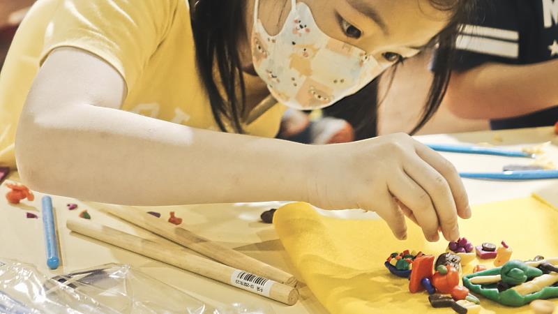 學童透過祭壇裝飾物件藝術創作，感受美洲原住民族如何以斑斕色彩展現對生命的尊重。（圖由世界宗教博物館提供）