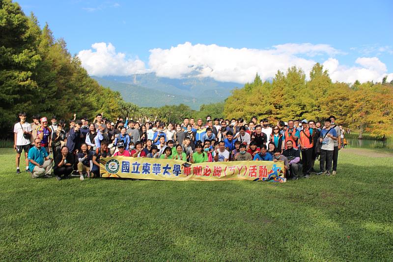 趙涵捷校長、張德勝主秘、陳偉銘處長、林穎芬學務長、張國義副學務長、生科系邱紫文教授、材料系陳俊良教授、社會系蔡侑霖教授、民發系陳毅峰教授、鄭袁建中組長、姚維仁組長、林國華組長及東華夥伴們抵達雲山水大合照。