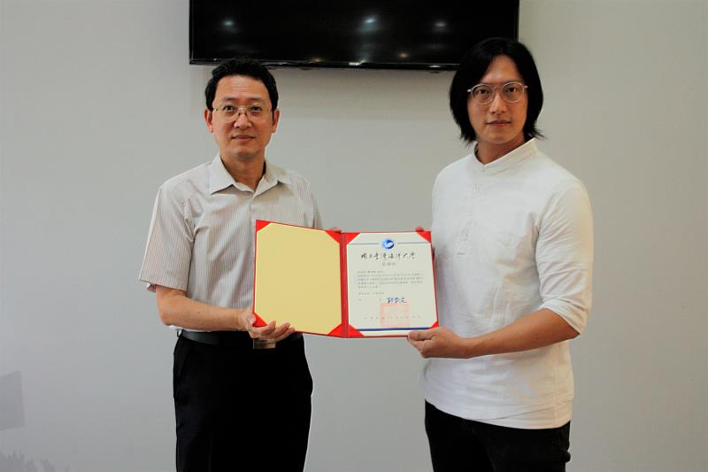海洋大學莊季高副校長頒發藝術家簡志剛感謝狀