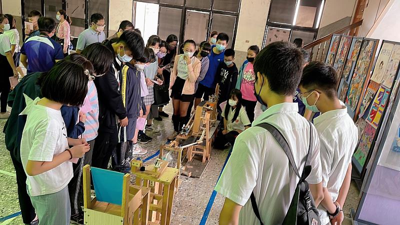 多次拿下思源競賽全國金牌的作品演示，吸引家長及學童目光，紛紛讚嘆興國學生們的創意無限。