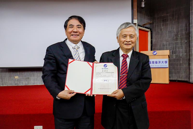 許泰文校長頒發感謝狀予李國添講座教授