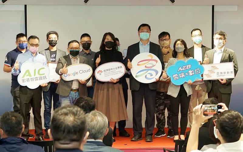 宏碁集團攜手Google推動「亞灣鏈結國際雲服務」計畫，今（24）邀請13家扶植新創與4家合作單位在亞灣新創園發表成果。(圖為副市長羅達生、經濟部中小企業處副處長吳佳穎與入圍新創合影)