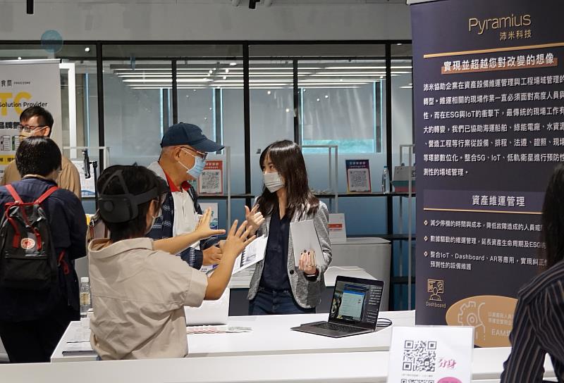 「亞灣鏈結國際雲服務」計畫邀請13家扶植新創現場展示成果，吸引不少企業到場參觀交流
