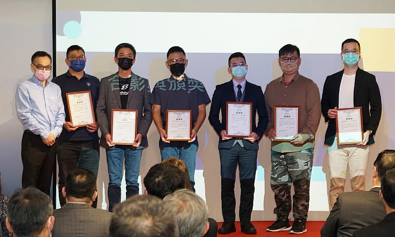 宏碁智雲資訊計畫主持人常志誠頒發感謝狀予6家優秀新創