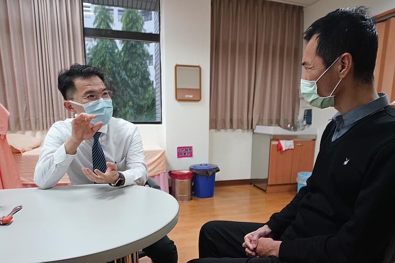 神經外科主任蔡昇宗表示，在脊椎適合位置植入神經刺激器，透過電極發送微量電流到神經節控制的相關肌肉群，能幫助嚴重腦損傷及脊髓損傷的患者，從意識不佳到逐漸清醒，讓全身癱瘓無法行走的病人再次站起來。