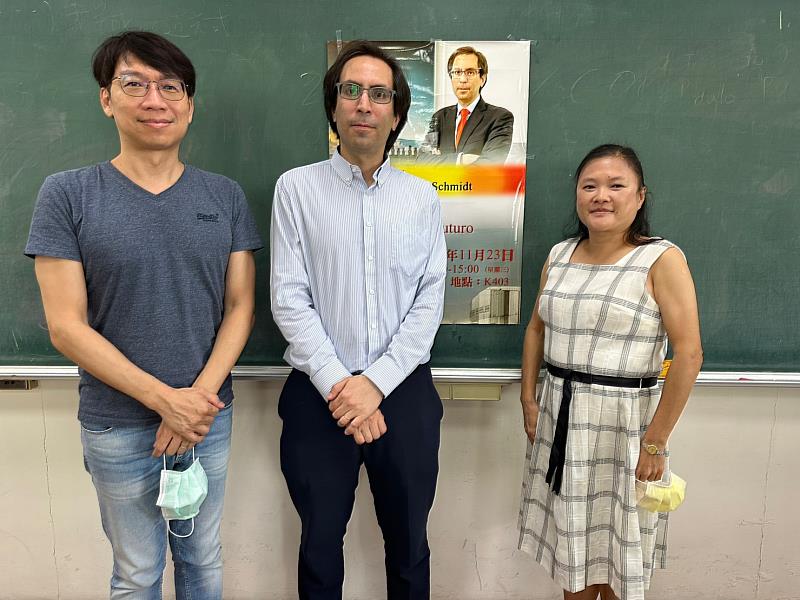 文藻外語大學西班牙語文系，邀請智利商務辦事處Fernando Schmidt處長(中)，以「智利-創造未來」為題，進行專題講演。圖右為西文系金賢真主任、圖左為西文系林震宇教授。