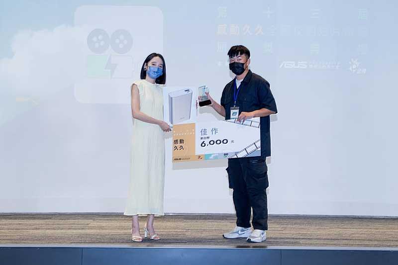圖三：資傳系學生李孟衍於「感動久久」全國校園短片徵選中脫穎而出，團隊作品《洄》斬獲佳作獎，影像製作之創造力與執行力深獲肯定