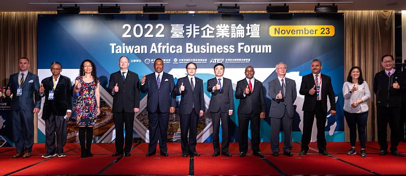 2. 外貿協會秘書長王熙蒙(左6)、外交部亞西及非洲司大使胡正浩(右6)與非洲4國代表(史瓦帝尼、南非、奈及利亞、索馬利蘭)及講者們合影。