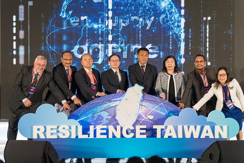 由經濟部國際貿易局副局長李冠志(右四)、外貿協會秘書長王熙蒙(右五)及四國商工會領袖共同開幕。