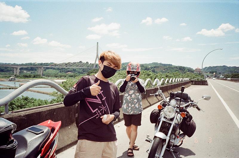「我眼中的台灣」以一台摩托車、一台相機開啟尋找自我旅程，也從中找到希望的曙光與前進的動力(照片來源：義守大學提供)。