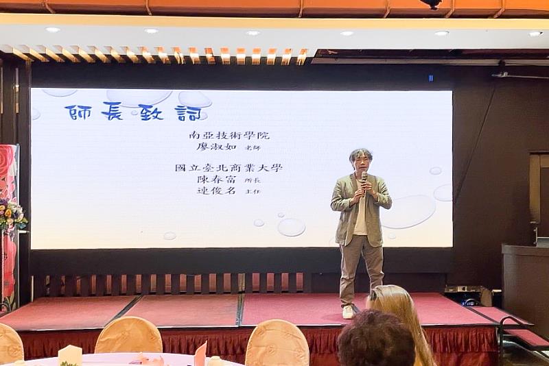 創意設計與經營研究所陳春富所長鼓勵獲獎的同學，未來學有所成之後也不忘回饋社會。