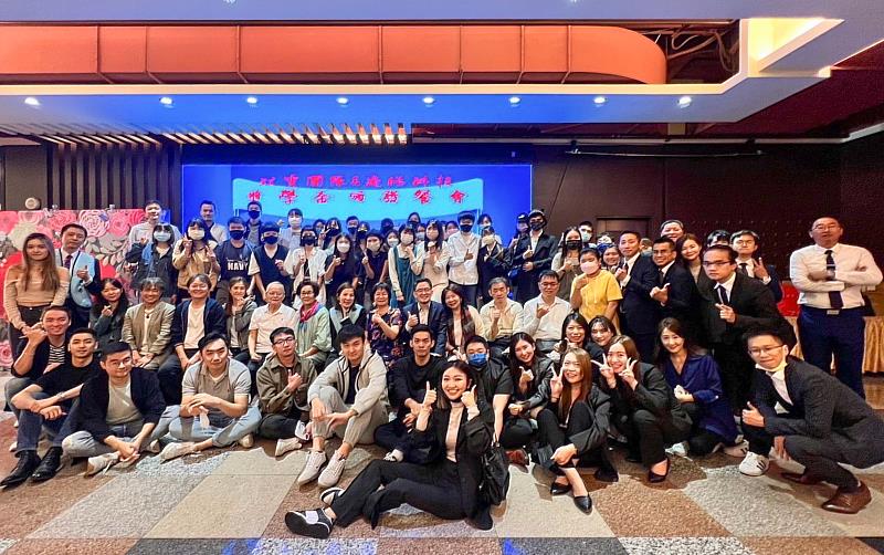 「年度潛力之星獎助學金」、「厚植實力獎助學金」於於11月19日南山人壽中壢佰億通訊處玟雯區團隊餐會上頒發。