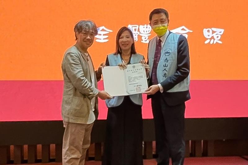 這個獎學金是由北商大的創意設計與經營研究所陳春富所長(左)為學生爭取的資源。