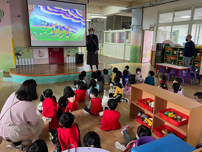 小朋友們認真聆聽阿美族傳說故事。(圖/新北市政府原民局提供)