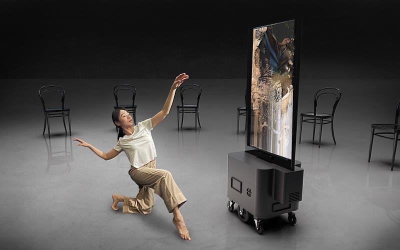 張晏慈「幻象複本」進駐實驗計畫，舞者與智慧多向感測虛實顯示自走車表演視覺意象