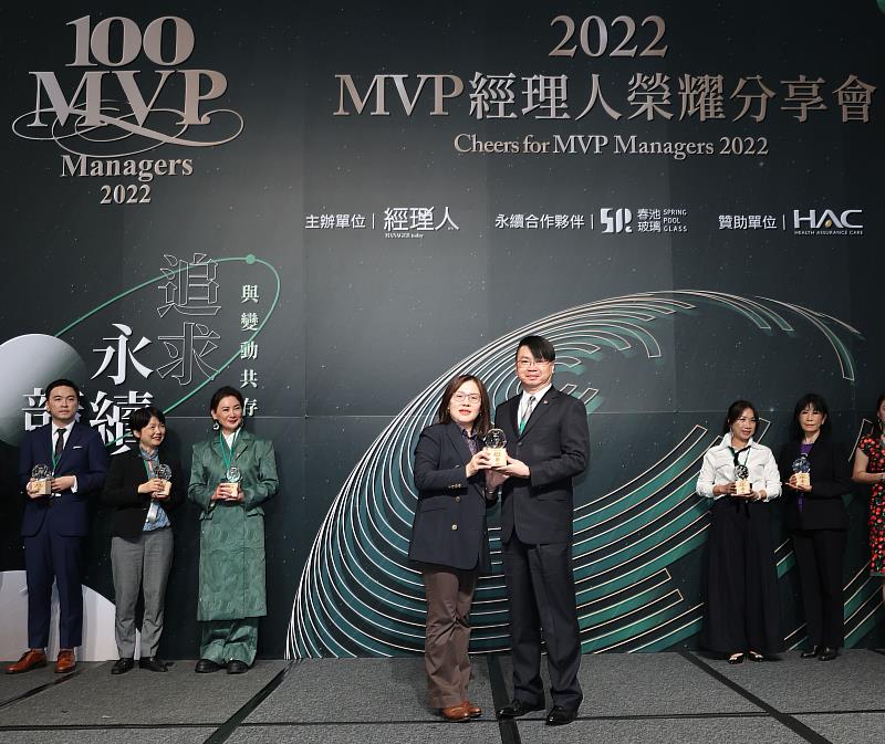信義房屋仲介事業處總經理信泓浚（右）獲選為「台灣百大MVP經理人」。