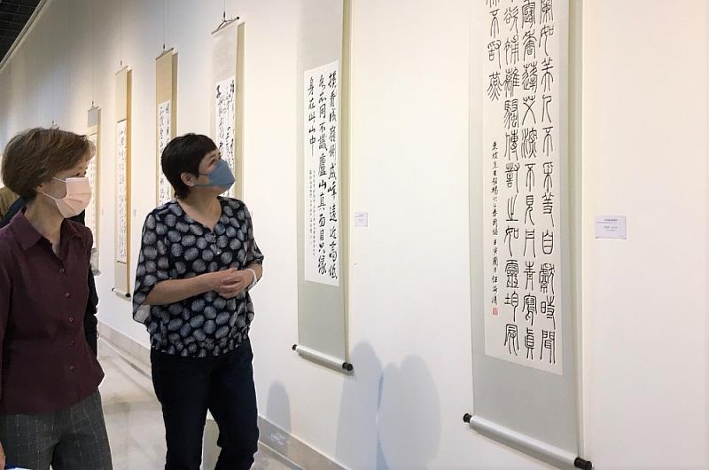 新北市政府文化局翁玉琴主任秘書觀賞現場書藝作品畫面