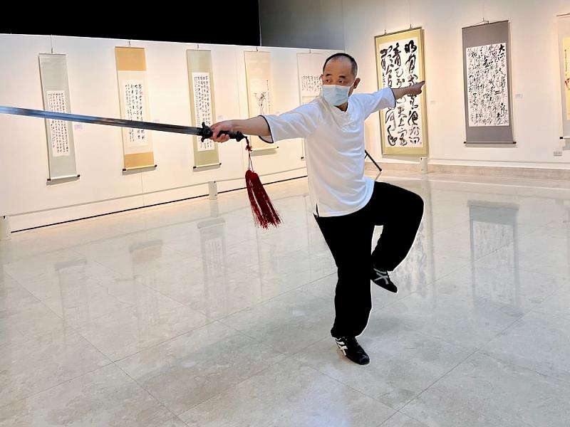 「中山筆薈社名家觀摩暨書藝展」呂文創老師太極劍舞開幕演出畫面