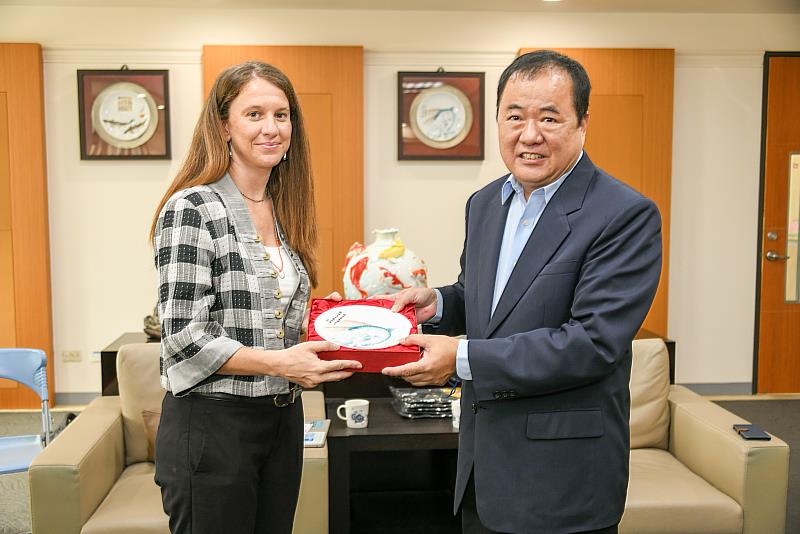 GLJ-ILRF Kimberly Rogovin(左)與張致盛署長合照