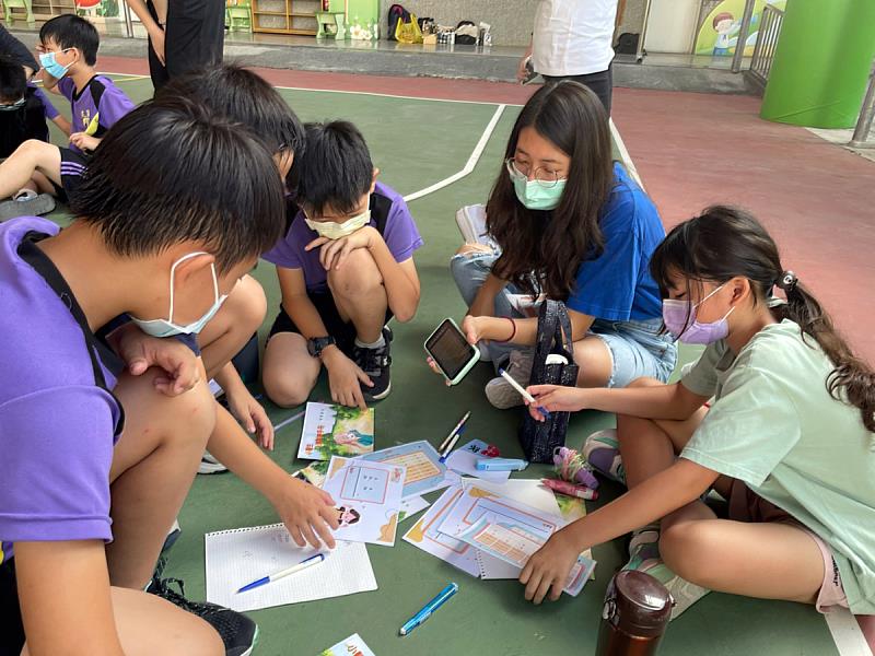 健管系利用「遊戲衛教」，將枯躁的健康知識轉化為多元的互動模式，讓大人小孩都能夠透過簡易的遊戲，獲取更多的健康知能(照片來源：義守大學提供)。