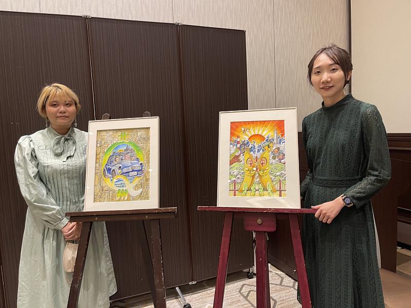 臺灣駐村漫畫家柚子（右）、PETER MANN將駐村體驗繪製成漫畫，贈予北九州市收藏。