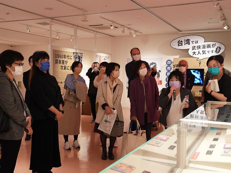 國立臺灣歷史博物館策展人王佩迪向臺日貴賓導覽「臺灣租書店與漫畫的奇妙旅程」特展