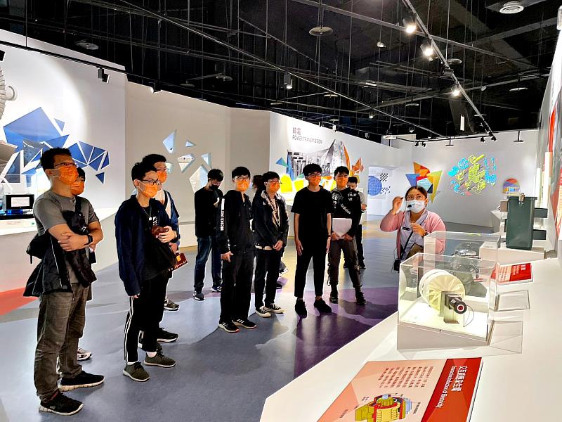 台電南部展示館導覽員向學生介紹特色主題