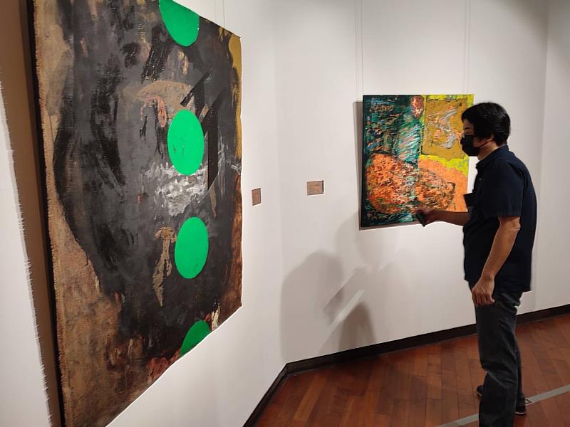 林偉民個展~《左岸．平方與根號》，即日起在正修科技大學藝文中心展出。