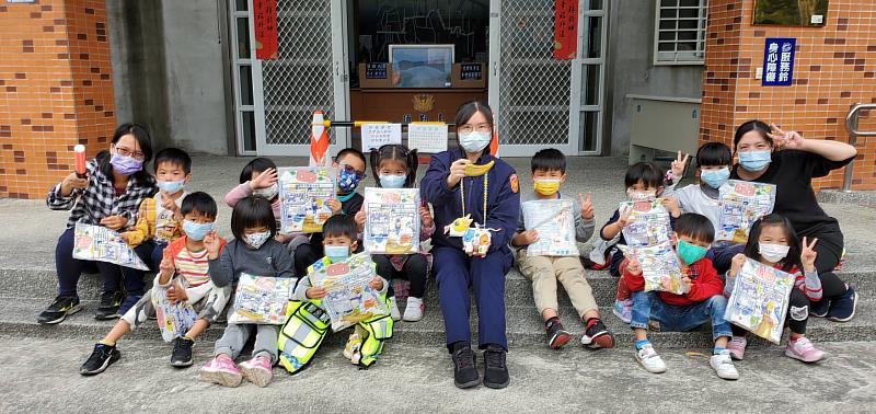 臺東關山警分局錦安派出所「土樓警所」讓學童驚艷 宣導效果十足！
