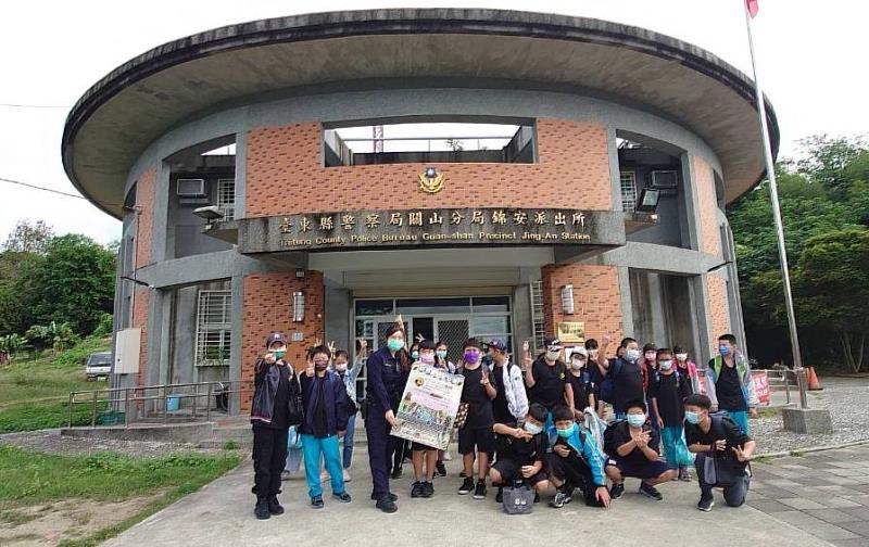 臺東關山警分局錦安派出所「土樓警所」讓學童驚艷 宣導效果十足！