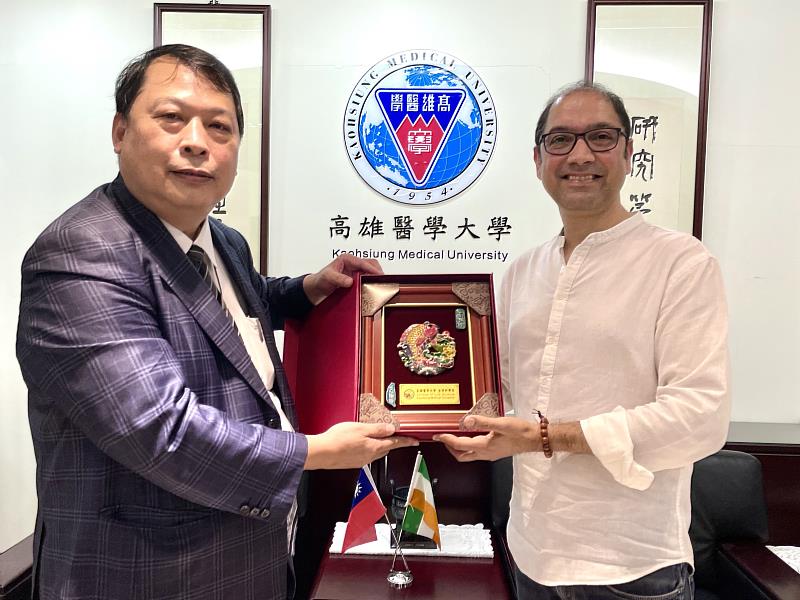 高雄醫學大學副校長吳登強(左)代表學校致贈紀念品給蘇里尼大學校長Prof. Atul Khosla(右)