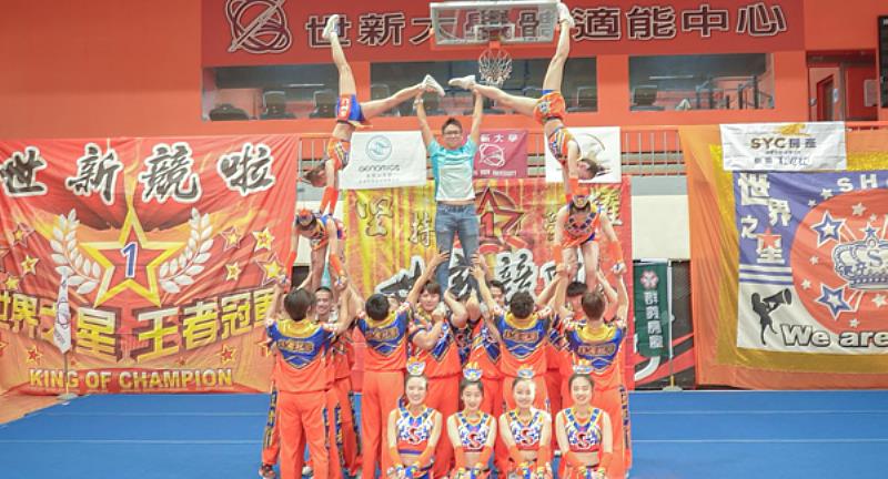 圖三：SYC房產總經理廖堃耀（中），為世新啦啦隊第一任隊長，在誓師大會展現高難度動作，重現20多年前之風采